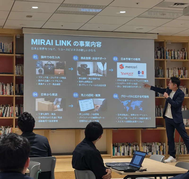 MIRAI LINKの事業説明会で、登壇者が投影資料を使って事業内容を説明する様子